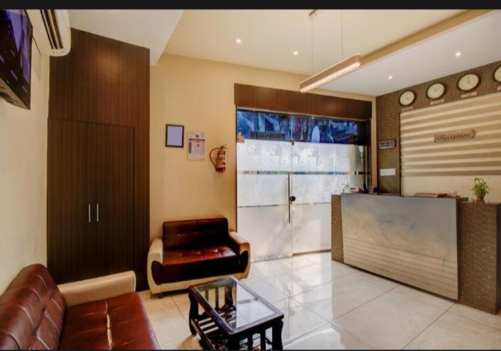 Hotel Emerald Near T2 International Airport Bombaj Exteriér fotografie