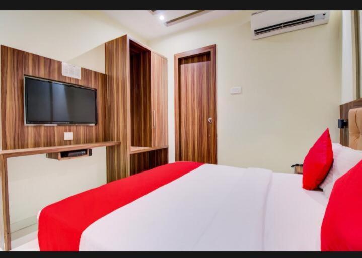 Hotel Emerald Near T2 International Airport Bombaj Exteriér fotografie