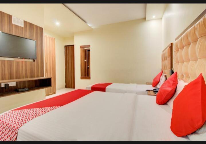 Hotel Emerald Near T2 International Airport Bombaj Exteriér fotografie