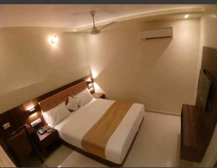Hotel Emerald Near T2 International Airport Bombaj Exteriér fotografie